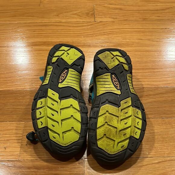 KEEN  Sandals size 2 - Picture 5 of 6